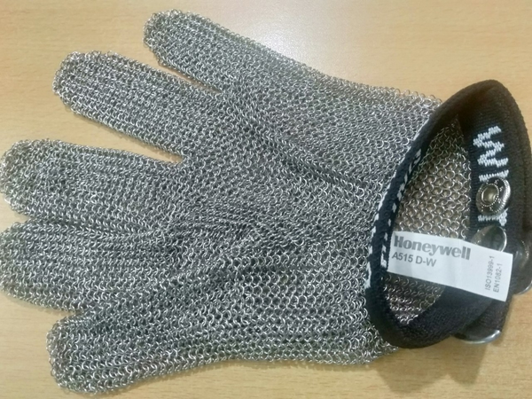 Ưu Và Nhược Điểm Của Găng Tay Sắt Và Găng Tay Inox, Lựa Chọn Nào Tốt Hơn?