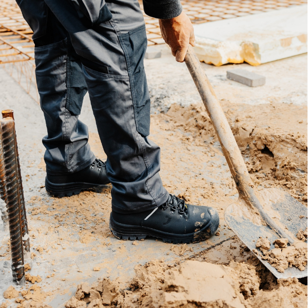 Những đôi giày bảo hộ không thể thiếu trong công việc hàng ngày