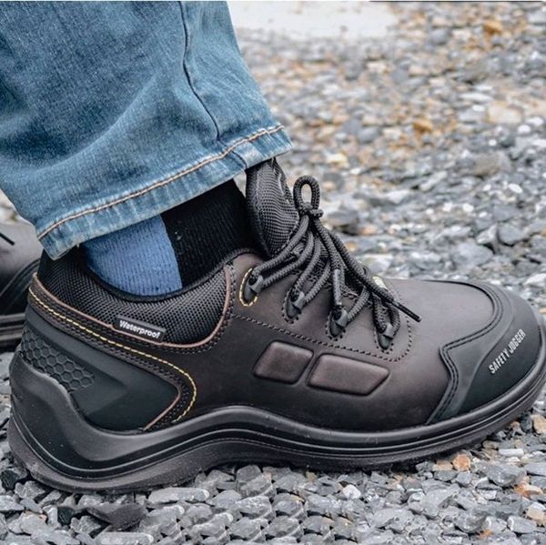 Những đôi giày bảo hộ không thể thiếu trong công việc hàng ngày