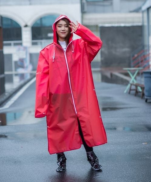 Tính thẩm mỹ của áo mưa luôn được các bạn trẻ quan tâm