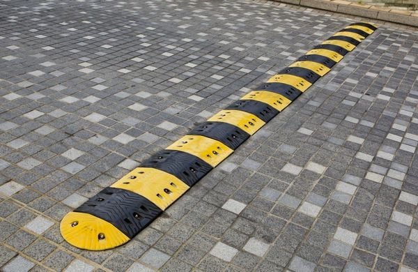 Gờ giảm tốc cao su tại nhà phân phối Hành Tinh Xanh