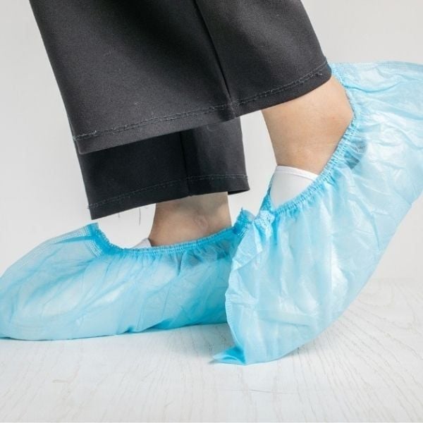 Mang và tháo giày bảo hộ phòng sạch đúng cách