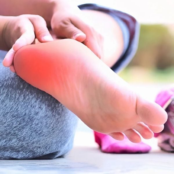 Mang giày không vừa gây đau gót chân