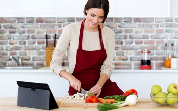 Cách Chăm Sóc Và Bảo Quản Tạp Dề Bếp Để Được Lâu Bền