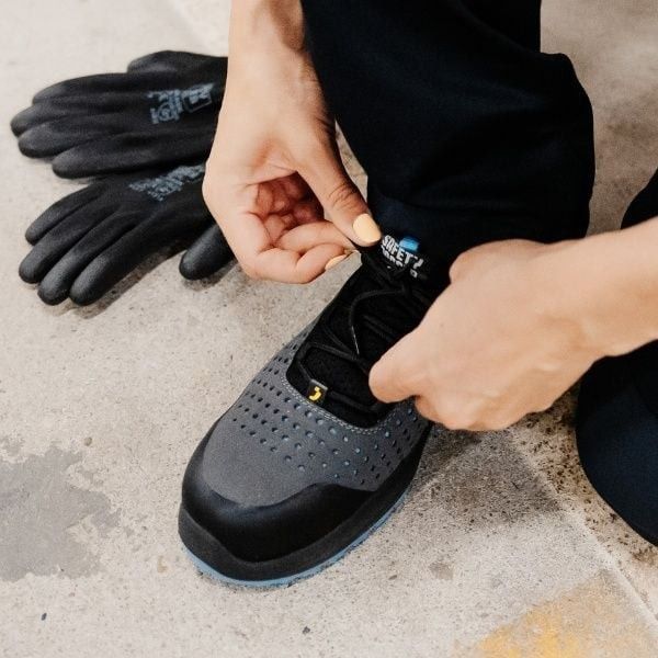 Những đôi giày bảo hộ không thể thiếu trong công việc hàng ngày