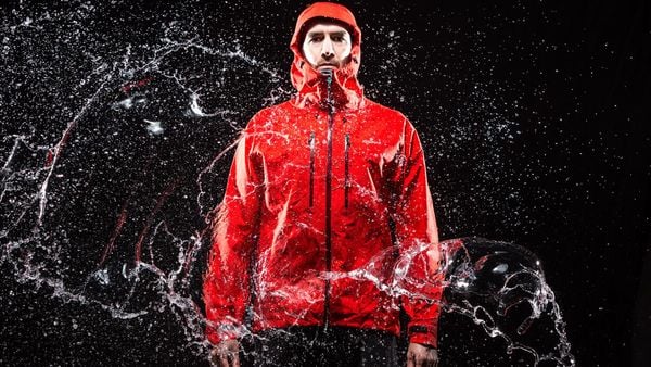 Áo khoác chống thấm sử dụng các loại vải chuyên dụng nhưng thiết kế chỉ có phần thân áo