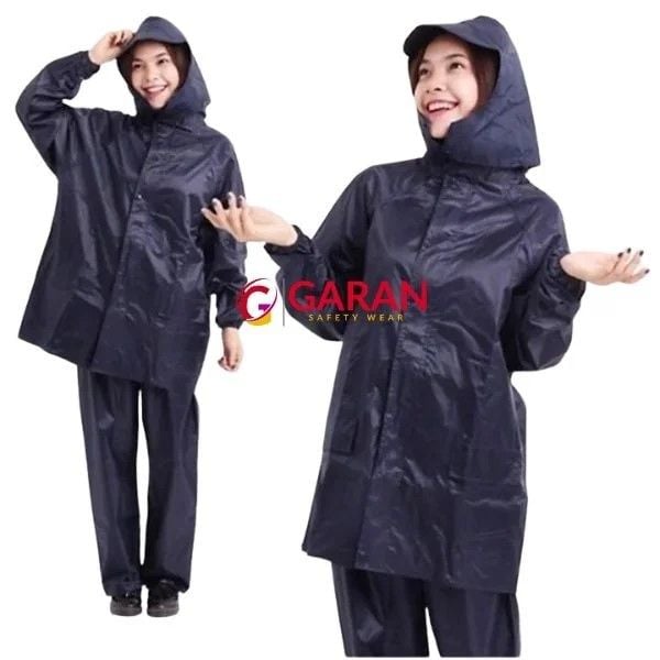 Áo mưa vượt trội hơn áo khoác chống thấm về khả năng kháng nước trong thời gian dài