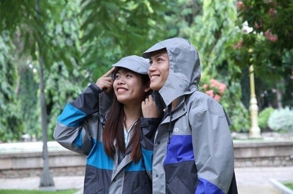Áo mưa có giá thành phải chăng, thích hợp với những vùng có mưa thường xuyên