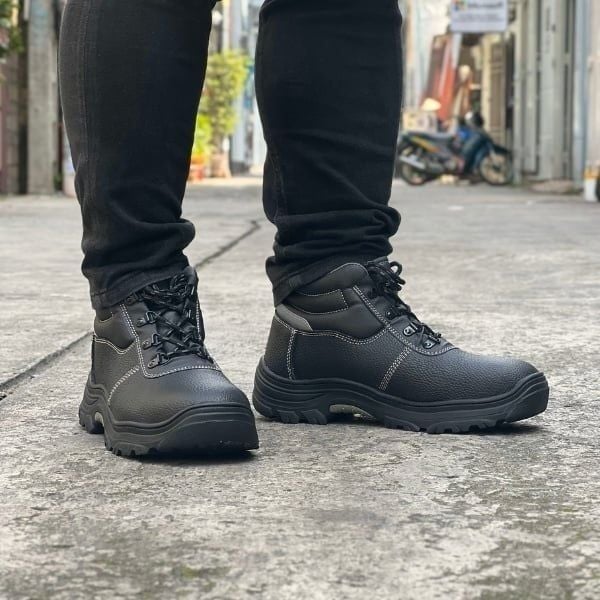Giày bảo hộ Titan Safety Cronus Mid mang lại ưu thế cạnh tranh bởi giá thành phù hợp