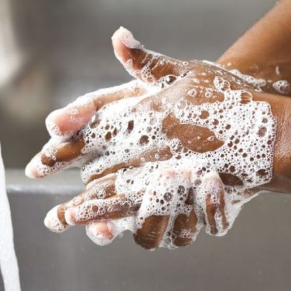 Rửa tay trước khi đeo găng phòng sạch