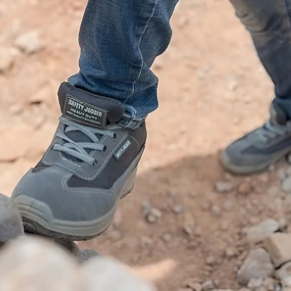 Chọn giày bảo hộ cho ngành xây dựng: An toàn, bền bỉ, êm ái