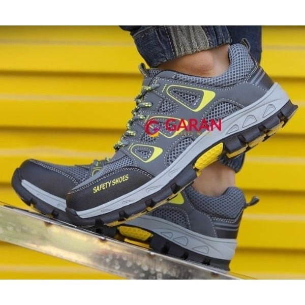 Giày bảo hộ kết hợp với trang phục bảo hộ khác hiệu quả