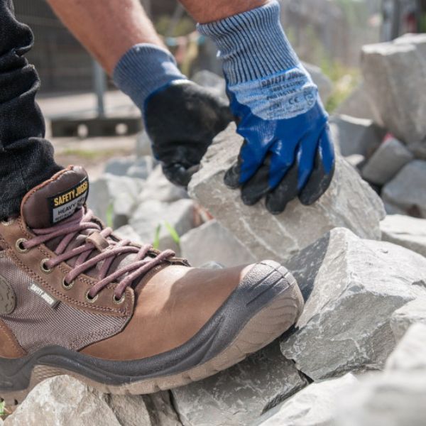 Tầm quan trọng của giày bảo hộ lao động trong việc bảo vệ sức khỏe và an toàn