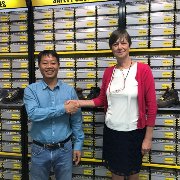 Giám đốc Garan ông Trần Duy Linh tại cửa hàng Safety Jogger ở Bỉ