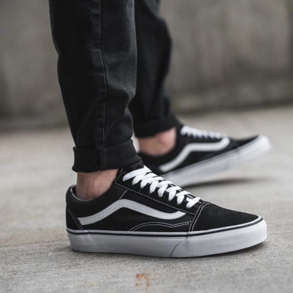 Giày  thông thường được thiết kế đơn giản, thời trang hơn