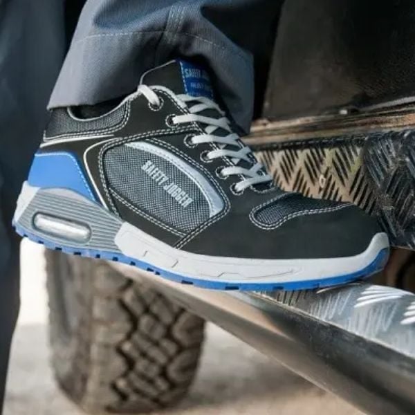 Giày bảo hộ Safety Jogger Raptor S1P có phần thân giày được kết hợp vải lưới thoáng khí