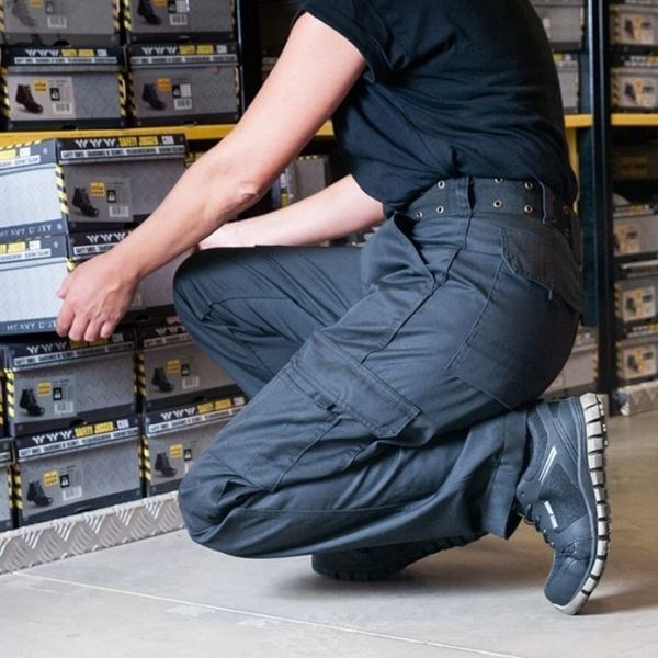 Công nhân nhà máy nên sử dụng giày bảo hộ Jogger Ligero chống dầu