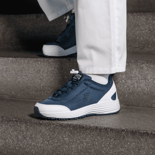 Giày bảo hộ Jogger James OB sử dụng tại bệnh viện