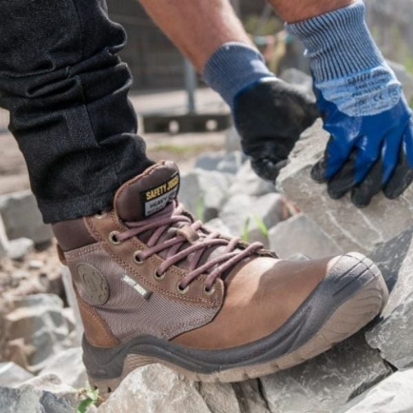 Giày bảo hộ Jogger Dakar S3 sử dụng tại công trình xây dựng