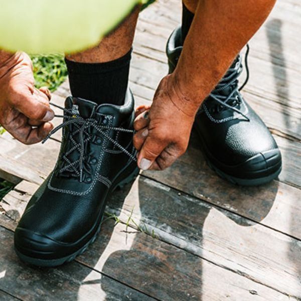 Giày bảo hộ Safety Jogger Bestrun S3 được làm từ da bò thật