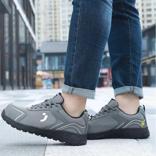 Giày bảo hộ Safety Jogger AAK S1P với các đường trang trí bằng da tổng hợp