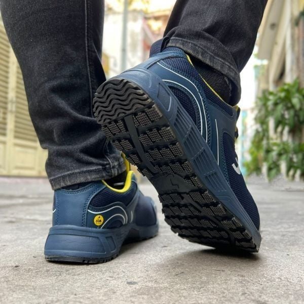 Đế giày bảo hộ Safety Jogger AAK S1P được làm từ cao su chống trơn trượt