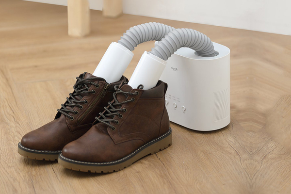 Làm khô giày bằng máy sấy giày