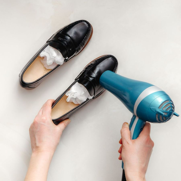 Làm khô giày bằng máy sấy tóc