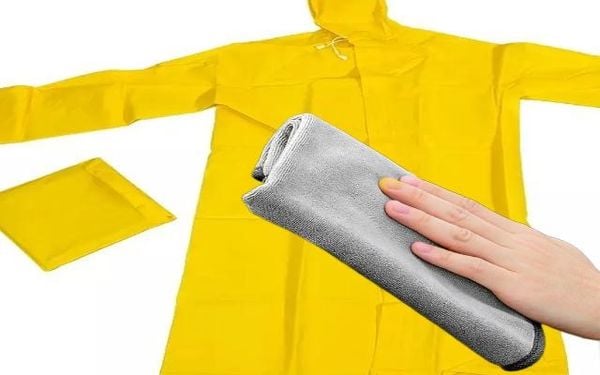 Sử dụng khăn lau khô áo mưa tránh còn ẩm ướt