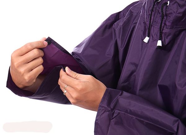 Kiểm tra các hư hỏng để khắc phục ngay nếu áo mưa bị rách