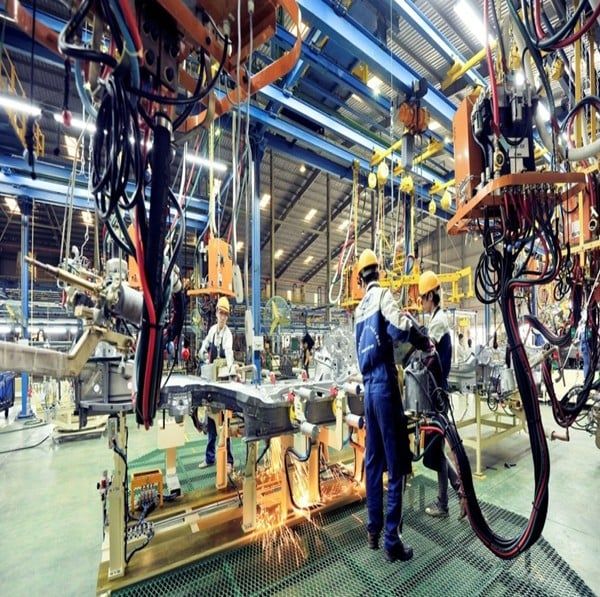 Vì sao nên dùng giày bảo hộ trong ngành công nghiệp nặng