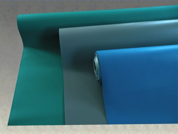 Thảm tĩnh điện có 3 sắc xanh từ nhạt đến đậm cho người dùng lựa chọn