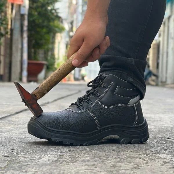 Giày bảo hộ mũi thép giúp bảo vệ chân khỏi những tai nạn tiềm ẩn