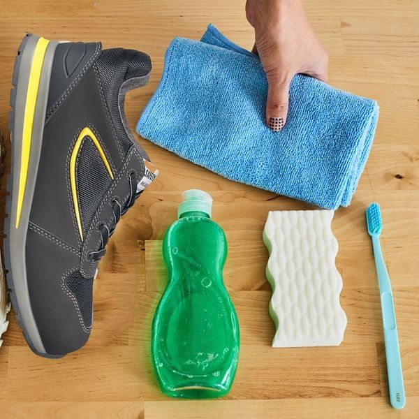 Thường xuyên vệ sinh giày bảo hộ giúp giày hạn chế bị nhiễm khuẩn sâu