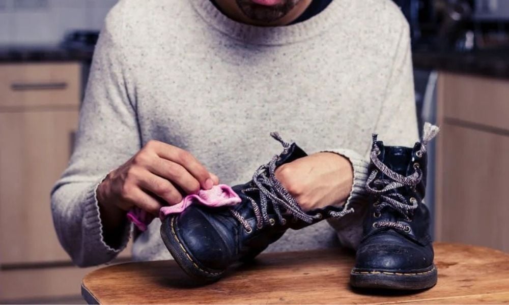 Vệ sinh và bảo quản giày bảo hộ cơ khí đúng cách