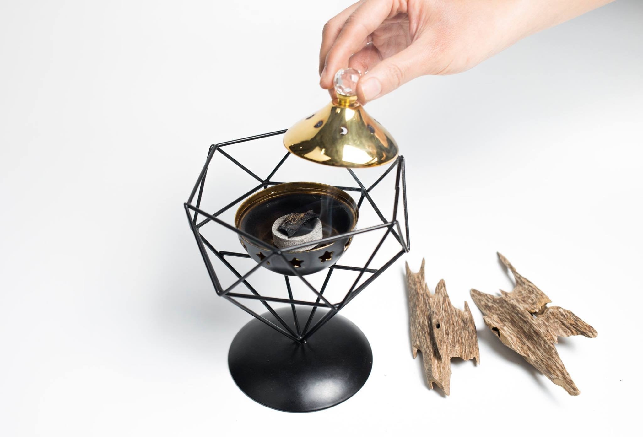 Trầm hương miếng là gì? Ý nghĩa và công dụng của việc xông trầm miếng