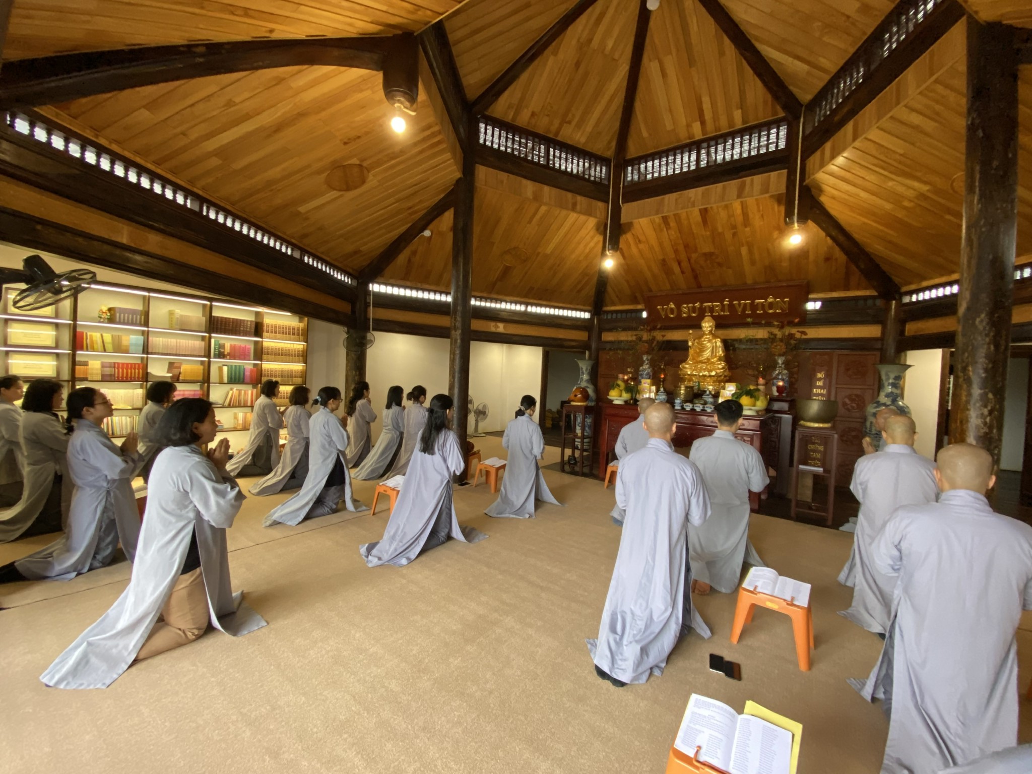 Noi gương Phật thành đạo, tinh tấn tu hành