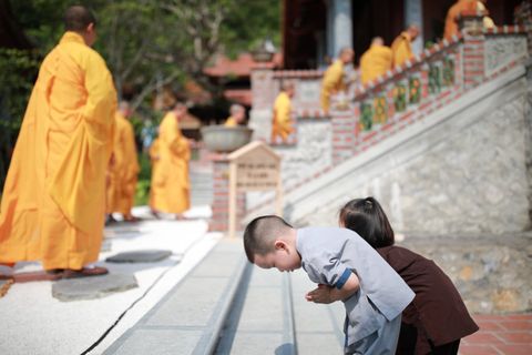 Có nên cho trẻ đi lễ chùa hay không?