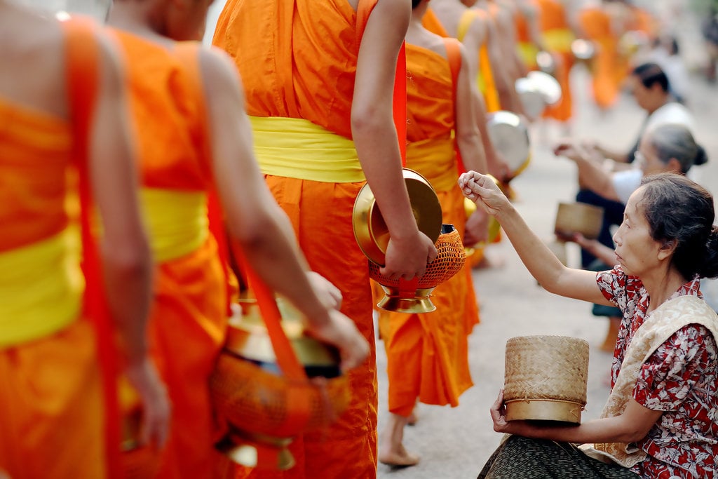 Cúng dường là gì? Ý nghĩa và công đức của việc cúng dường