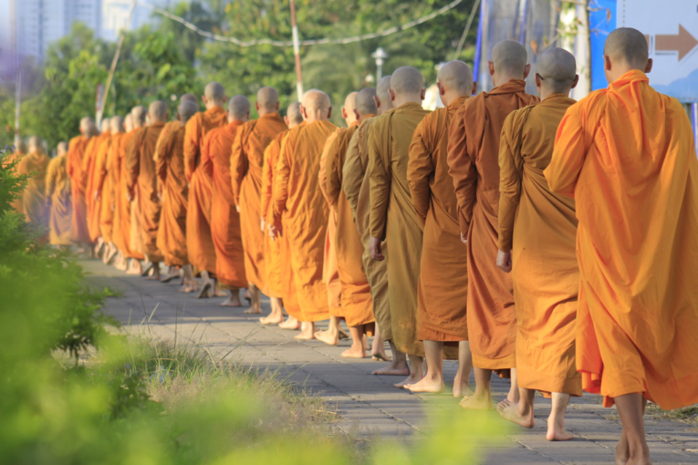 Thực hành cúng dường đúng pháp