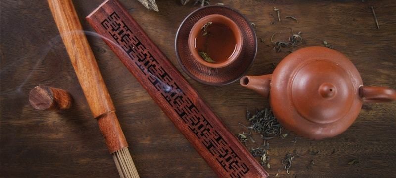 Tại sao thưởng trà nên có hương trầm?
