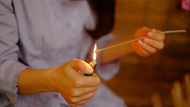 Giải mã hiện tượng thắp hương bị tắt và những điềm báo lưu truyền