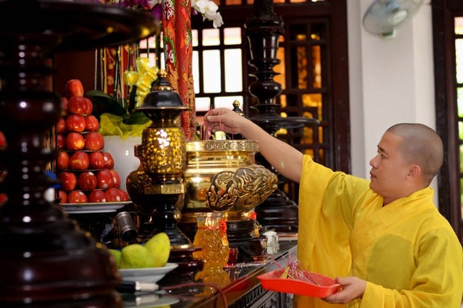 Hướng dẫn bao sái bàn thờ: Có nên rút tỉa chân hương thường xuyên?