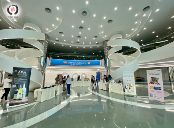 Tram Tue ''Landing'' at VIETNAM AIRLINES BUILDING