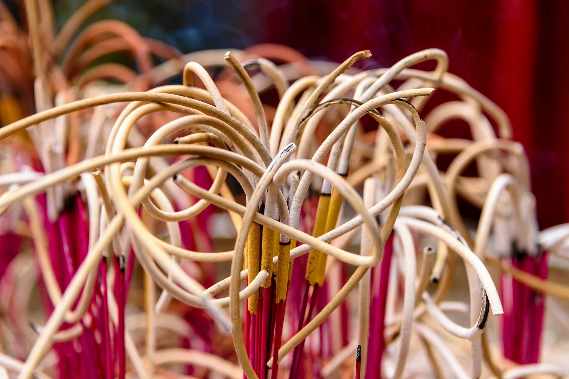 Có thật tàn hương càng cong thì càng phát lộc?