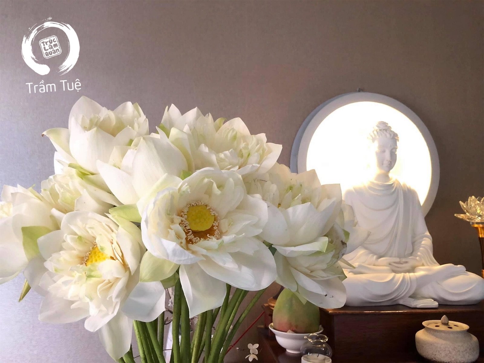 Lý giải việc thắp hương vào ngày rằm và mùng 1