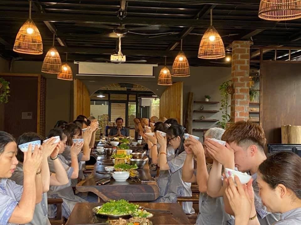Nghi thức cử bát cúng cơm trong bữa trưa Trầm Tuệ