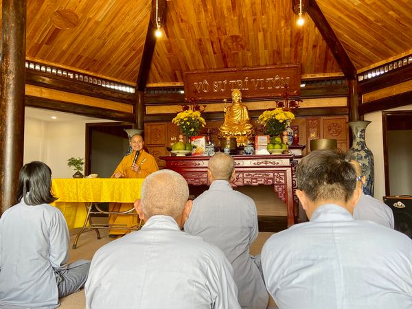 Thượng tọa Thích Tỉnh Nghiêm Thiền viện Trúc Lâm Hoa Từ Mỹ giảng pháp Trầm Tuệ