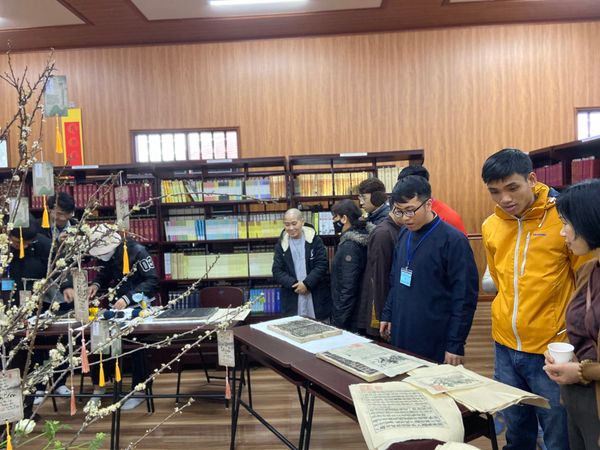 trải nghiệm in Kinh Dược Sư trên gỗ tại thư viện chùa Long Hưng Đông Anh