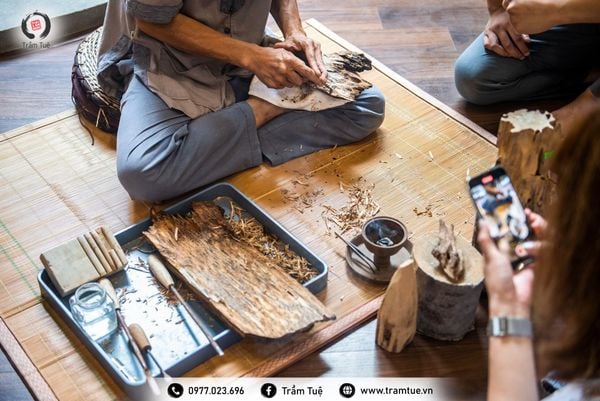 Hội nhà báo Tp.Hà Nội xem nghệ nhân xỉa trầm